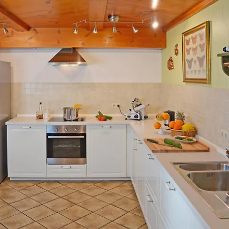 Dreimaederlhaus Am Berg Apartment