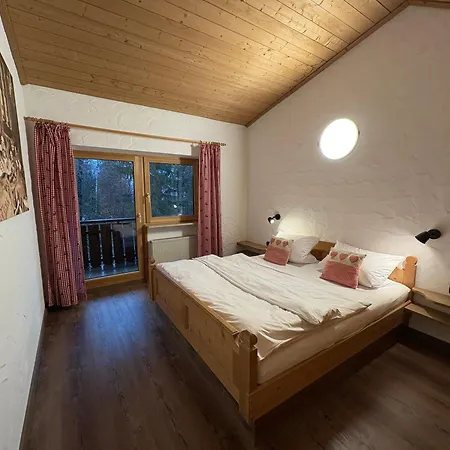 Dreimaederlhaus Am Berg Apartment *