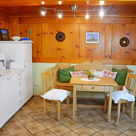 Dreimaederlhaus Am Berg Apartamento *