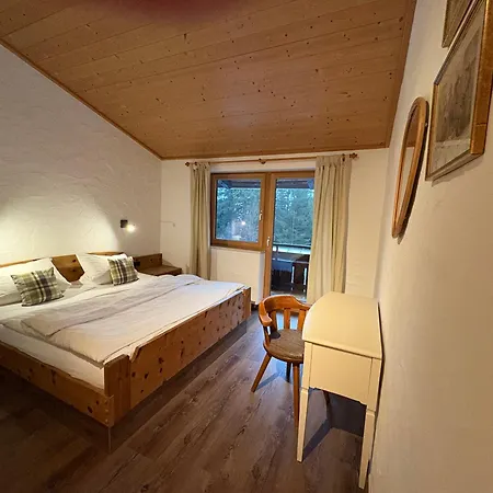 Dreimaederlhaus Am Berg Apartamento *